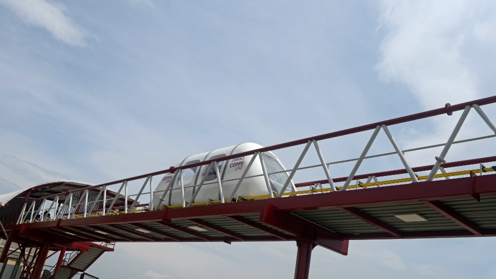 Você pode andar no trem experimental de levitação magnética no Rio de Janeiro